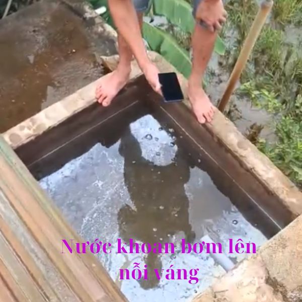 Nước giếng khoan bơm lên nổi váng dầu